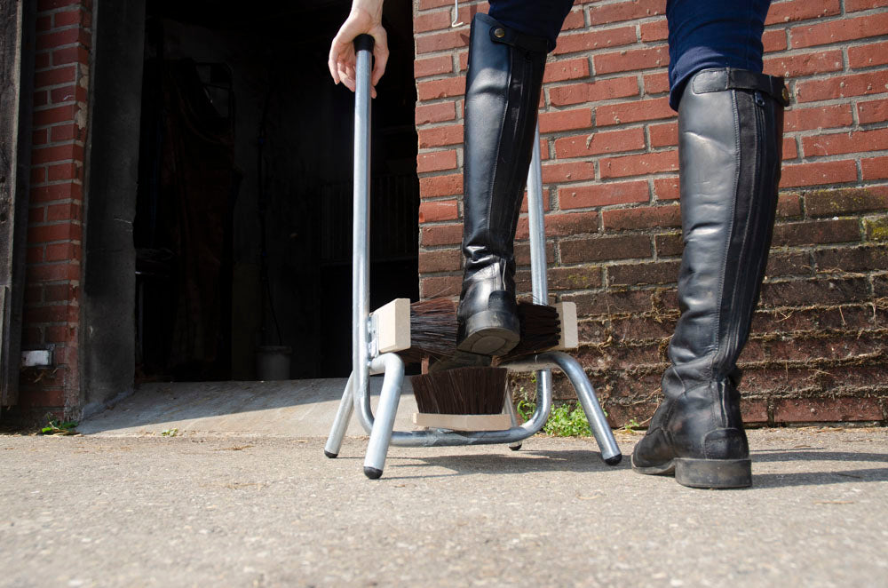 Schuhreiniger mit Handauflage